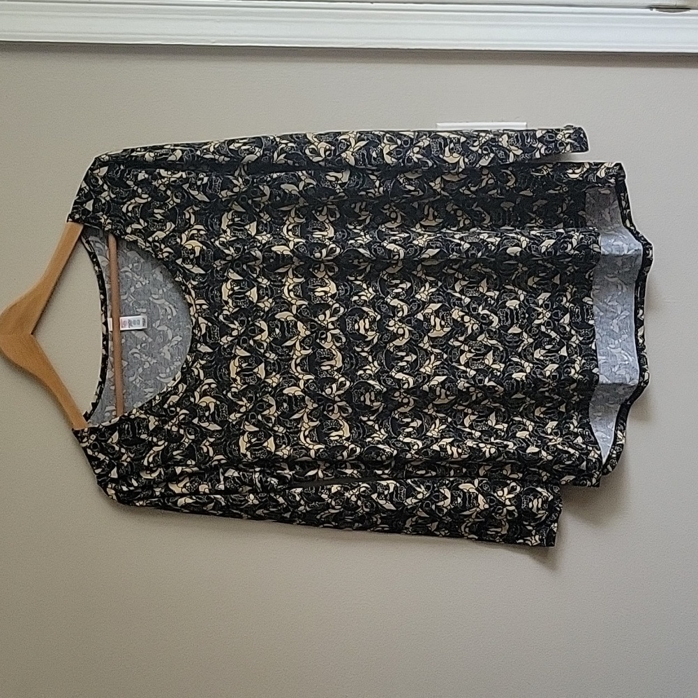 EUC Lularoe Lynnae Black & Gold Patterned Long Sleeve Tee